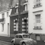 Jeu "Où est-ce à Saint-Nazaire ?" Voiture Renault 4 CV dans une rue de Saint-Nazaire.