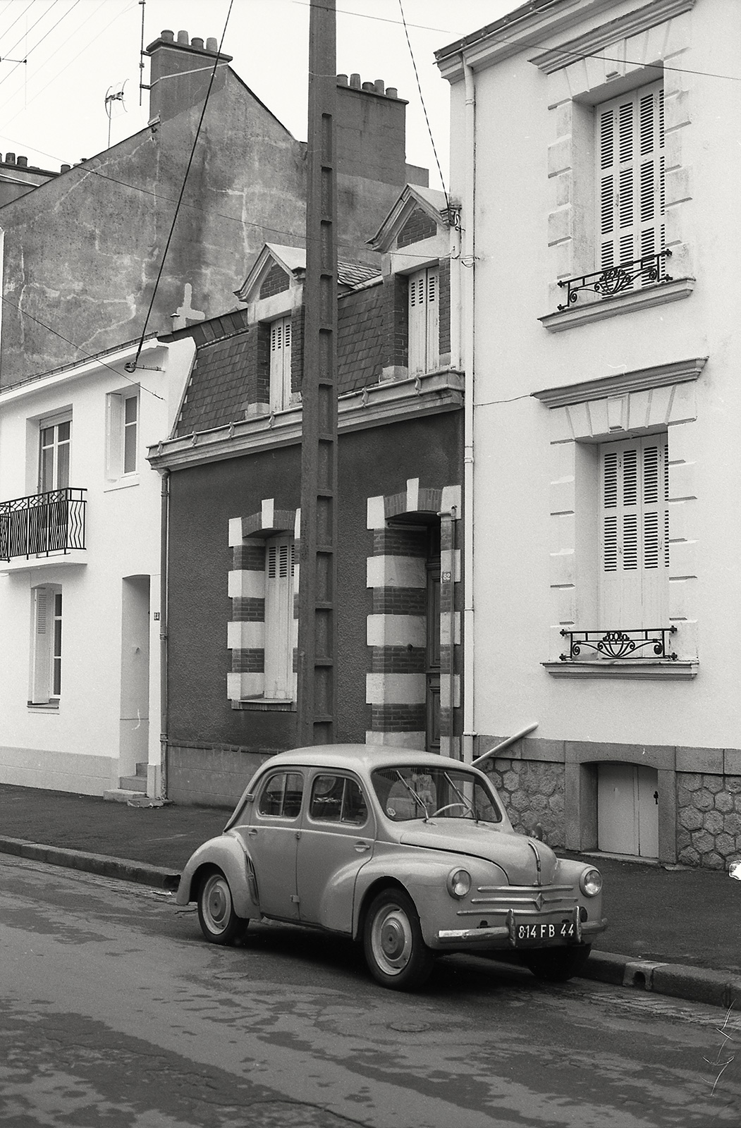Jeu "Où est-ce à Saint-Nazaire ?" Voiture Renault 4 CV dans une rue de Saint-Nazaire.