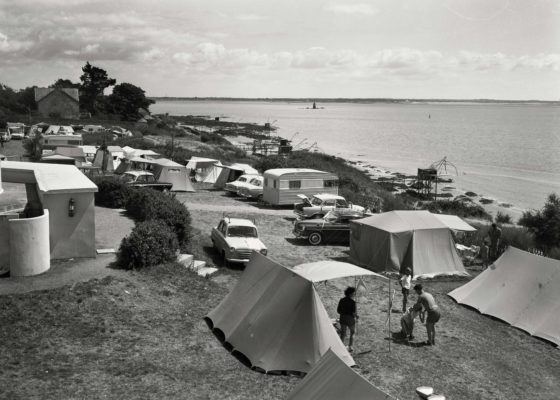 Vue aérienne des tentes, voitures et caravanes du camping de Kerlédé.