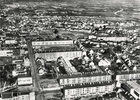 Vue aérienne du centre-ville de Saint-Nazaire dans les années 1950.