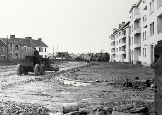 Ouvrier sur un tracteur procédant aux travaux de voirie devant les HLM de Cardurand à Saint-Nazaire dans les années 1950.