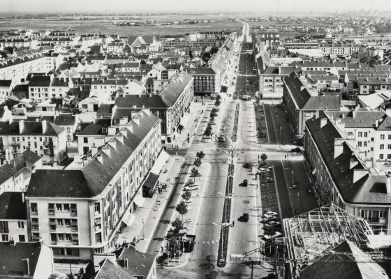 Vue aérienne de l'avenue de la République à Saint-Nazaire dans les années 1950.