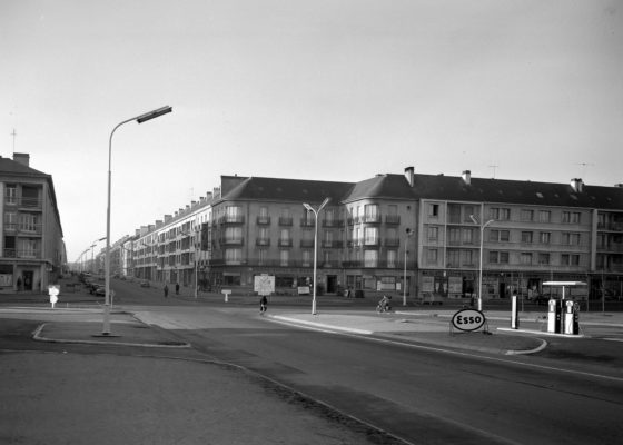 Pompes à essence Esso à l’entrée de la ville de Saint-Nazaire, au début de l’avenue de la République.