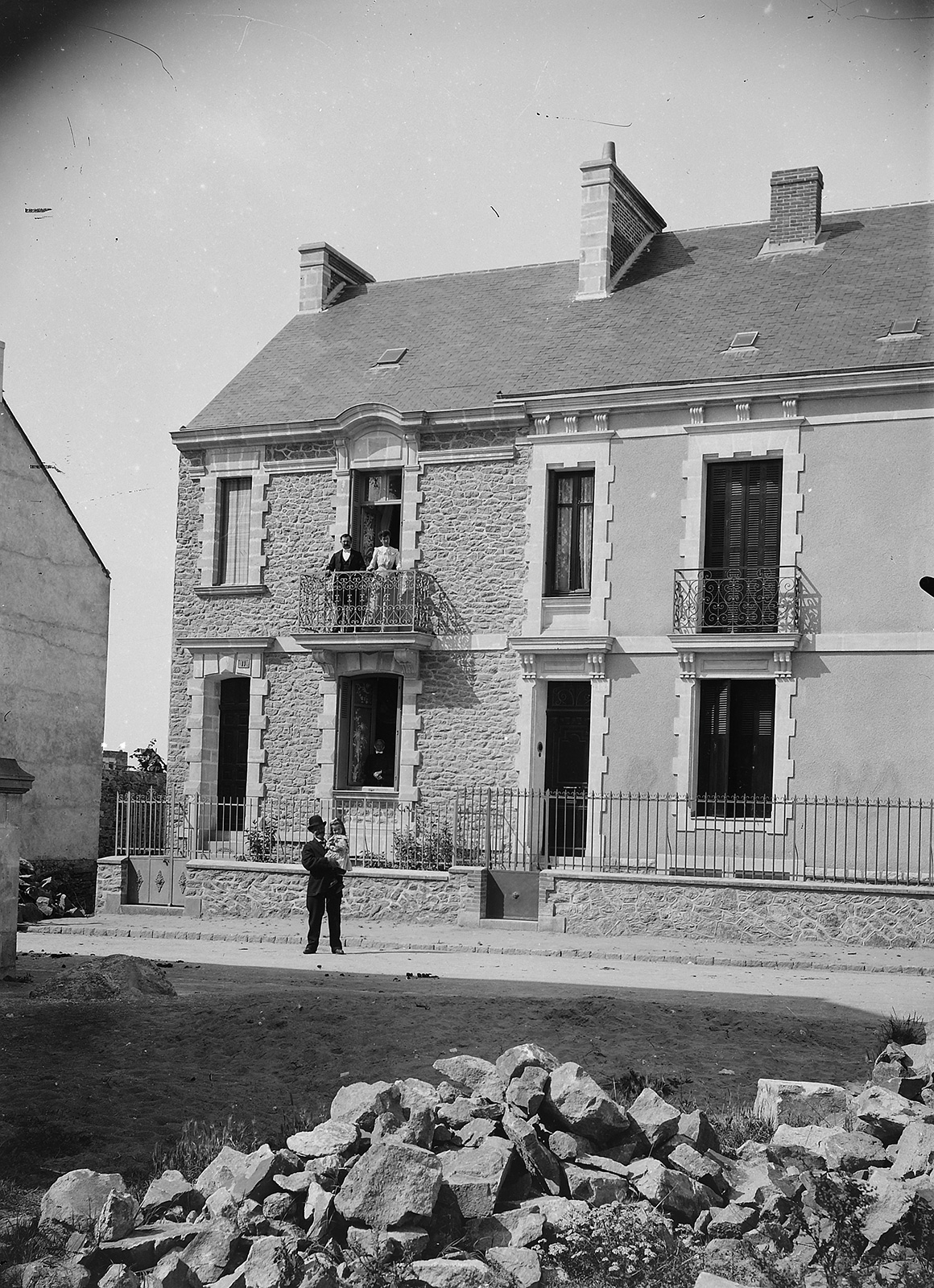 Jeu "Où est-ce à Saint-Nazaire ?" Famille posant devant sa maison fraîchement construite dans une rue en travaux au début du 20e siècle.