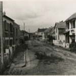 Jeu "Où est-ce à Saint-Nazaire ?" Rue avec route en terre au moment de la Reconstruction.