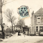 Carte postale timbrée du début du 20e siècle représentant le Café du Centre à Saint-Marc-sur-Mer devant une route, sur celle-ci des piétons et des cyclistes.