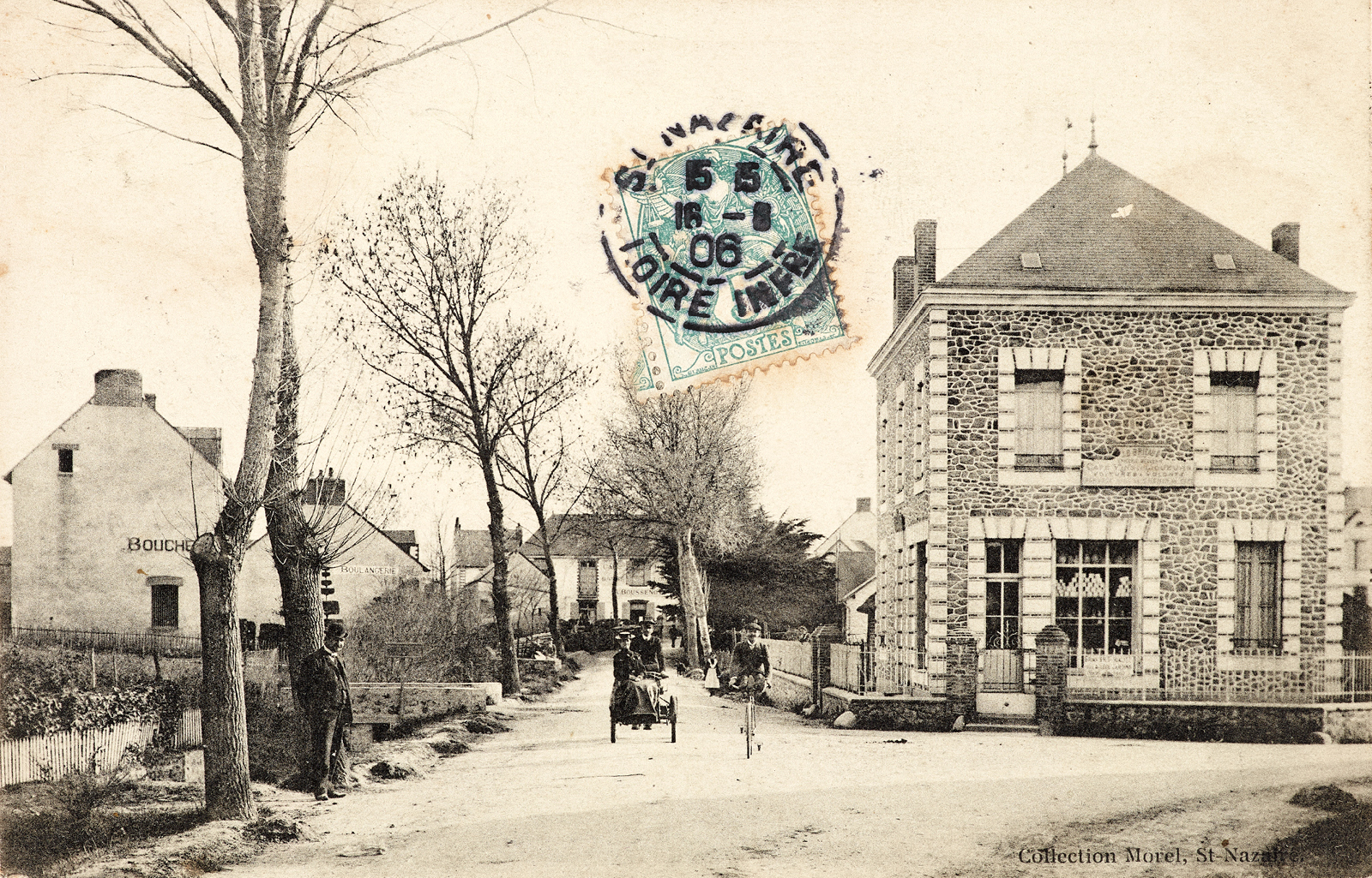 Carte postale timbrée du début du 20e siècle représentant le Café du Centre à Saint-Marc-sur-Mer devant une route, sur celle-ci des piétons et des cyclistes.