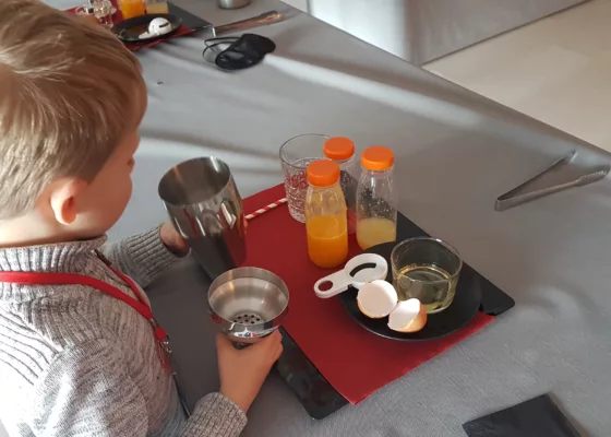 Enfant en train de faire un cocktail pendant une activité à Escal'Atlantic.