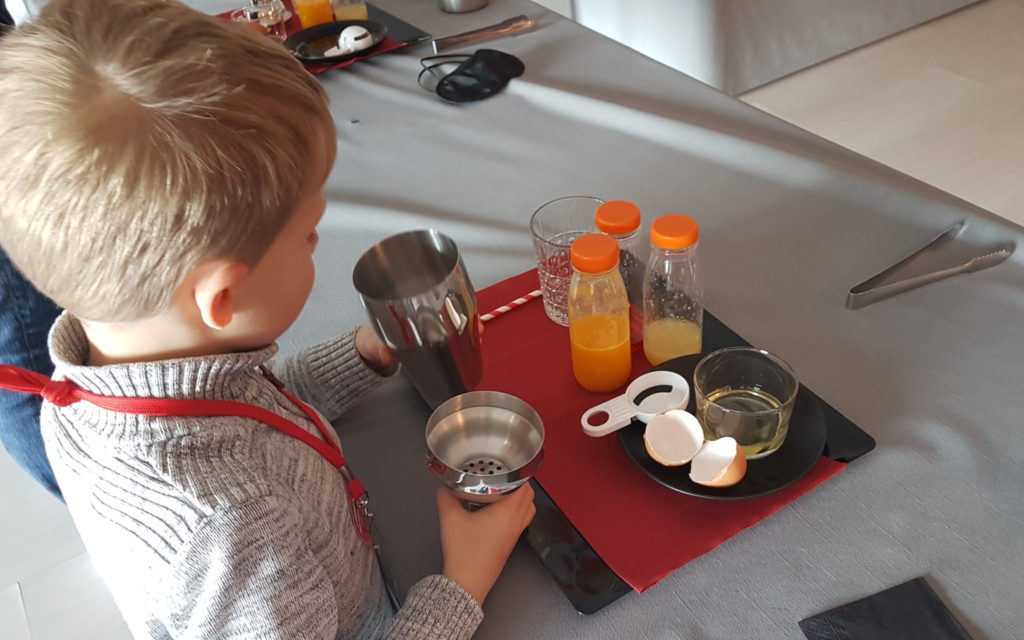 Enfant en train de faire un cocktail pendant une activité à Escal'Atlantic.