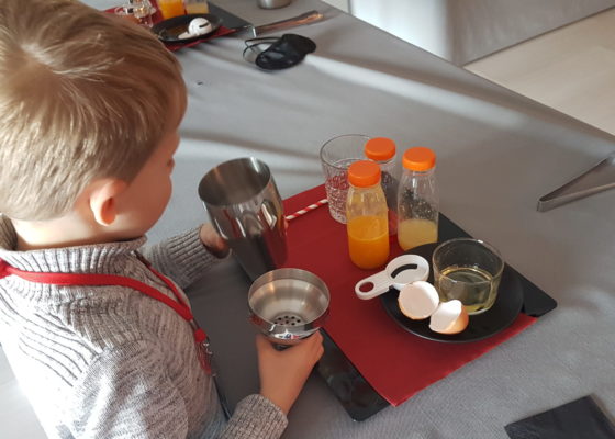 Enfant en train de faire un cocktail pendant une activité à Escal'Atlantic.