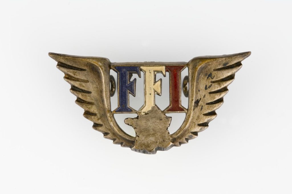 Broche des Forces Françaises de l'Intérieur avec le sigle F.F.I. surmontant la France et encadré par des ailes.