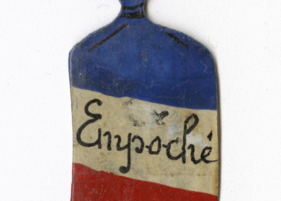 Insigne en forme de petit sac arborant les couleurs du drapeau français, au centre le mot "empoché" en référence à la Poche de Saint-Nazaire.