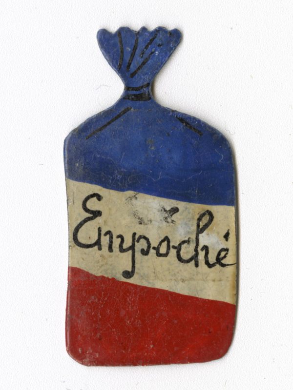 Insigne en forme de petit sac arborant les couleurs du drapeau français, au centre le mot "empoché" en référence à la Poche de Saint-Nazaire.