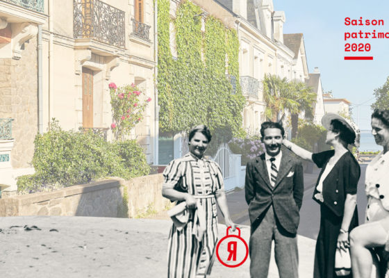 Création graphique : Maelwenn Leduc. (couleur) Photographe Alexandre Lamoureux. (noir et blanc) Photographe inconnu. Collection Saint-Nazaire Agglomération Tourisme-Écomusée Quatre femmes et un homme en noir et blanc nous font face, derrière eux les façades colorées des habitations du quartier de la Havane à Saint-Nazaire. Visuel de la Saison patrimoine de l'été 2020.
