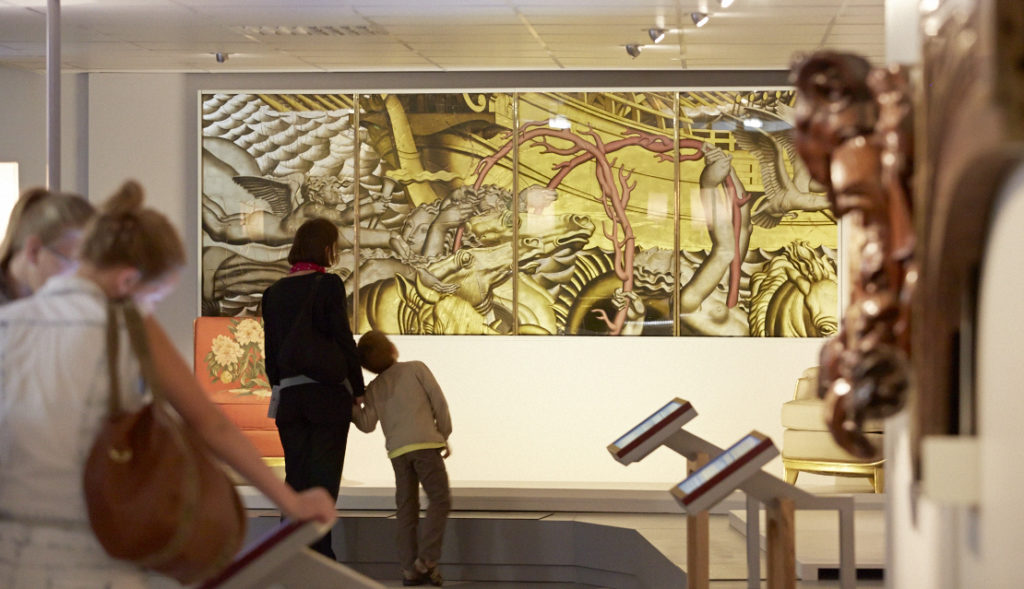 Visiteurs regardant les œuvres d'art dans Escal'Atlantic