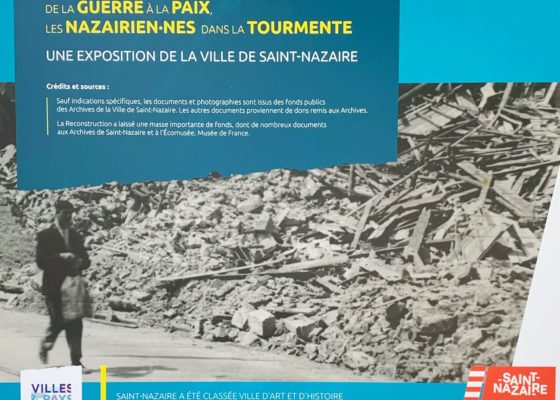 Premier panneau de l'exposition "1939-1945, de la guerre à la paix, les Nazairiens dans la tourmente" avec une photographie d'un homme marchant dans les ruines de Saint-Nazaire après la Seconde Guerre mondiale.