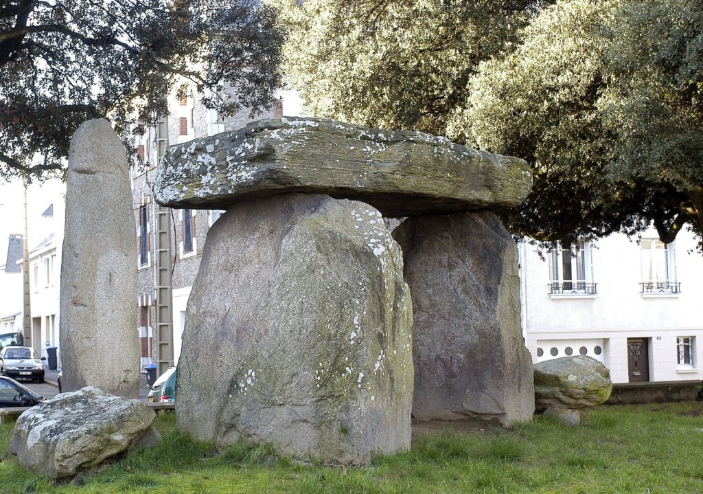 Dolmen et menhir entouré d'arbres au milieu d'un quartier de Saint-Nazaire