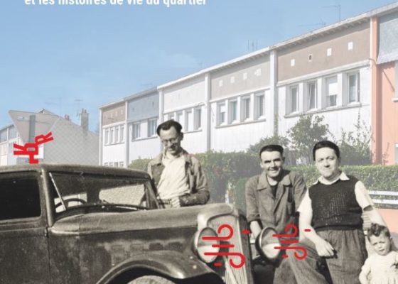 Couverture d'une brochure d'accompagnement du parcours autonome représentant trois hommes en noir et blanc appuyés sur une vielle voiture. Derrière une photographie actuelle montrant la façades de petits immeubles d'habitation à Méan-Penhoët.