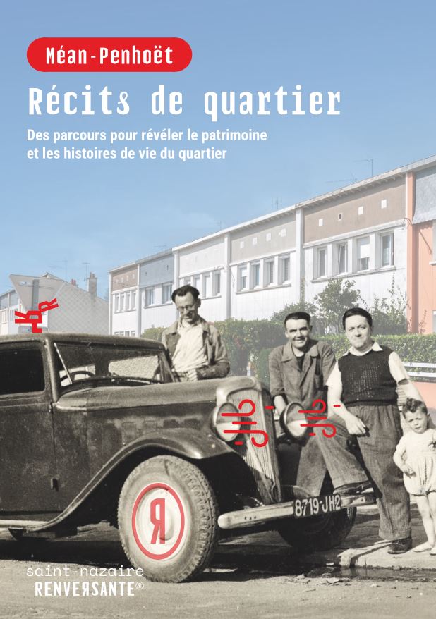 Couverture d'une brochure d'accompagnement du parcours autonome représentant trois hommes en noir et blanc appuyés sur une vielle voiture. Derrière une photographie actuelle montrant la façades de petits immeubles d'habitation à Méan-Penhoët.