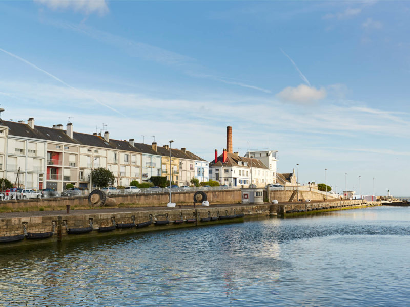 Écluse de l'avant-port de Saint-Nazaire avec en fond les façades des immeubles du Petit-Maroc.