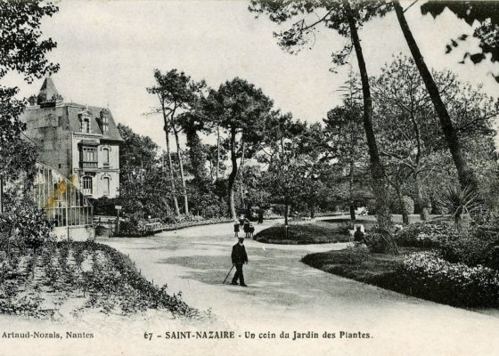 Carte postale ancienne représentant un personnage se promenant dans les allées du jardin des plantes de Saint-Nazaire. Au fond à gauche, se dresse une grande maison bourgeoise.