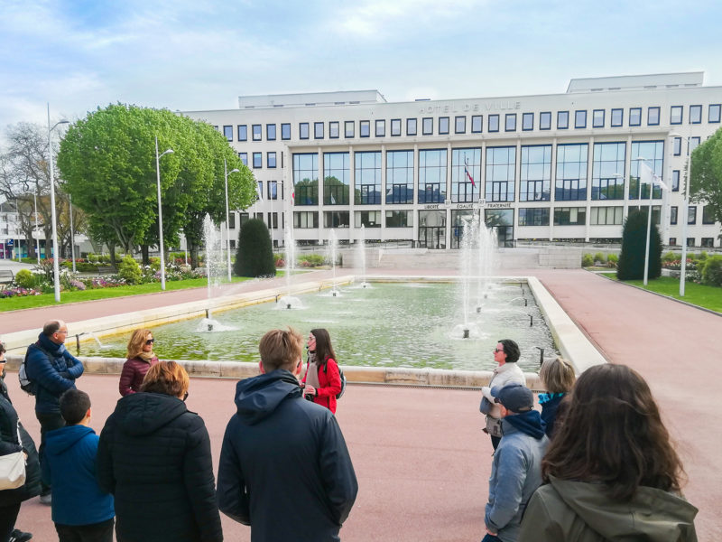 Photographe : Marie Bibard Groupe de personnes suivant une visite face au bassin de l'hôtel de ville à Saint-Nazaire.