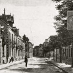 Carte postale en noir et blanc timbrée représentant un homme au milieu d'une rue de Saint-Nazaire vers 1900.