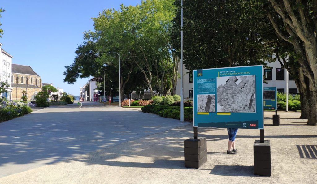 Panneau de l'exposition sur la Seconde Guerre mondiale avec derrière l'avenue Léon Blum à Saint-Nazaire