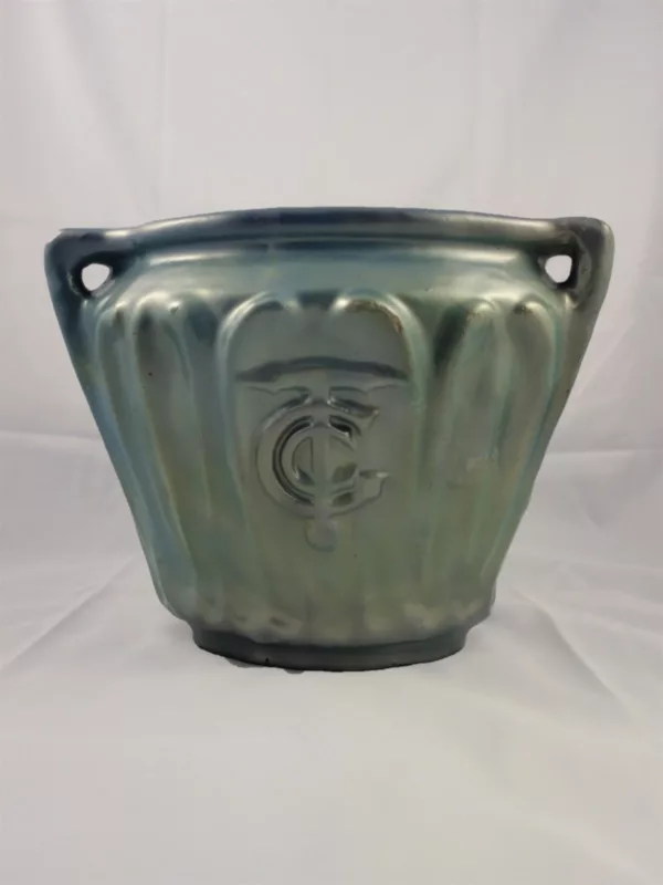 Céramiste : Manufacture Emile Muller. Collection Saint-Nazaire Agglomération Tourisme – Écomusée. Cliché Agathe Doufils Vase de style Directoire provenant du paquebot France 1912 en grès émaillé de couleur bleu nacré comportant le monogramme "CGT" de la Compagnie Générale Transatlantique.