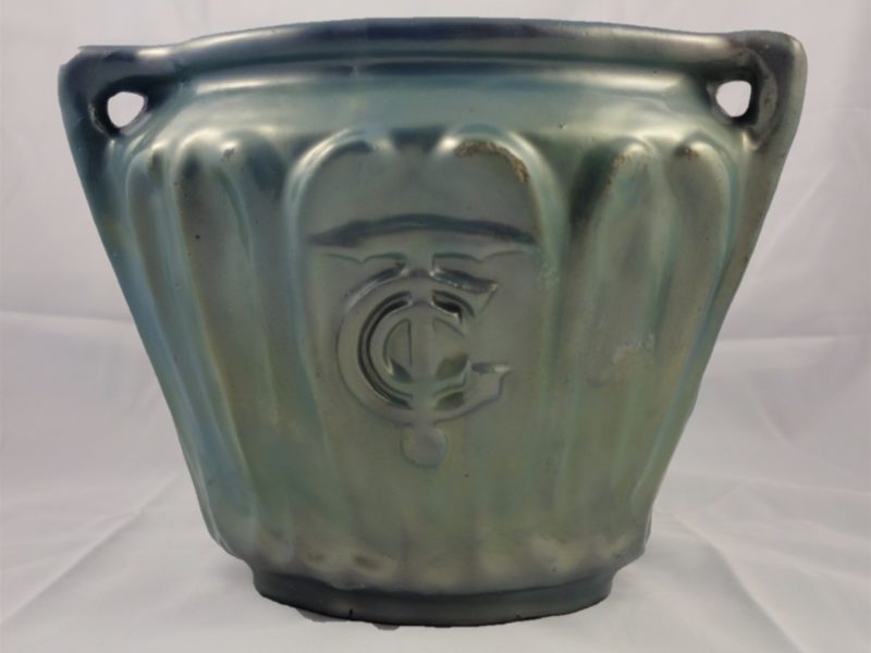 Vase de style Directoire provenant du paquebot France 1912 en grès émaillé de couleur bleu nacré comportant le monogramme "CGT" de la Compagnie Générale Transatlantique.