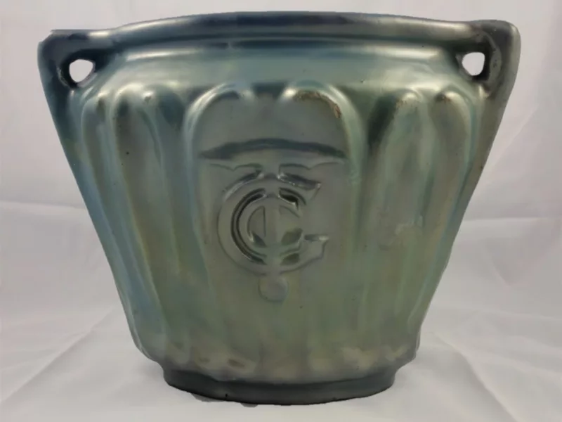 Vase de style Directoire provenant du paquebot France 1912 en grès émaillé de couleur bleu nacré comportant le monogramme "CGT" de la Compagnie Générale Transatlantique.