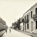 Carte postale noir et blanc représentant une femme et un enfant dans une rue de Saint-Nazaire avant-guerre.