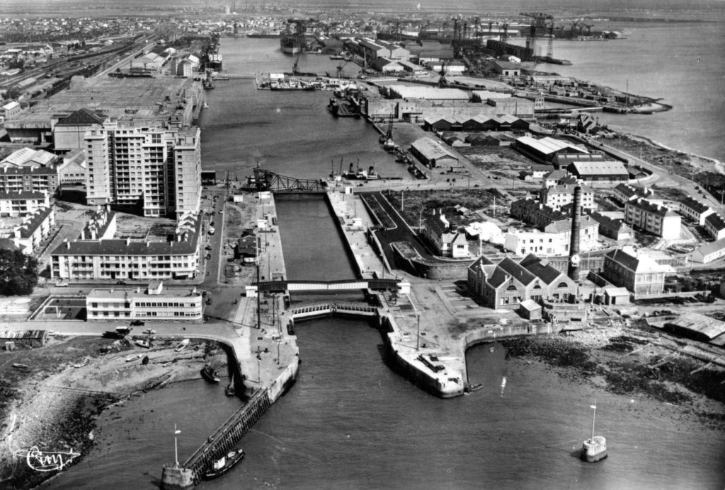 Photographie noir et blanc aérienne de l'avant-port de Saint-Nazaire avec l'usine élévatoire et des blockhaus.