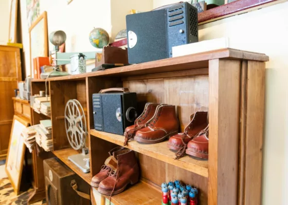 Vue d'une armoire de la classe des années 1950 de l'école Jean Jaurès où se trouve de vieilles chaussures en cuir.