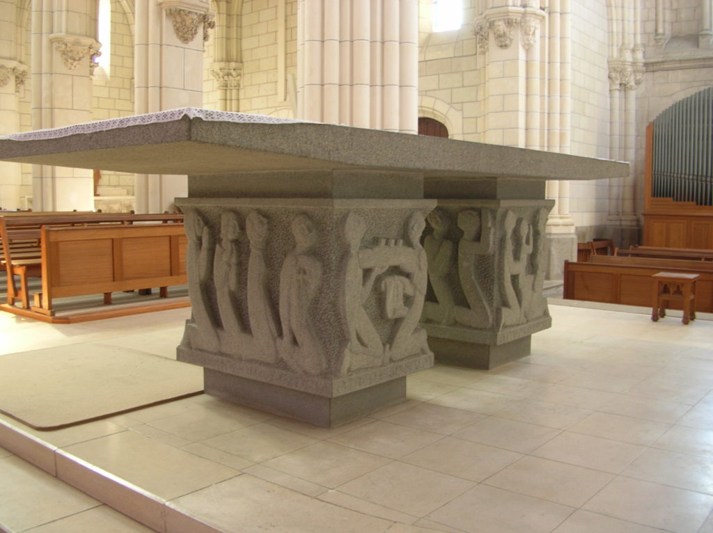Autel sculpté en granit de l'église de Saint-Nazaire, visible dans l'une des visites des Journées du Patrimoine.