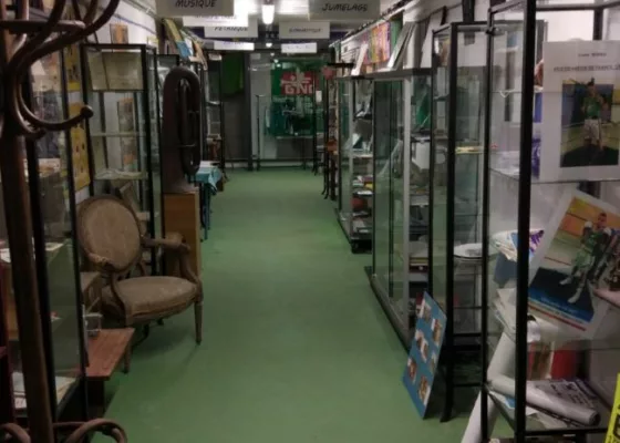 Photographe : Union Méan-Penhoët Vitrines et très nombreux objets anciens dans une salle d'exposition de l'Union Méan-Penhoët.