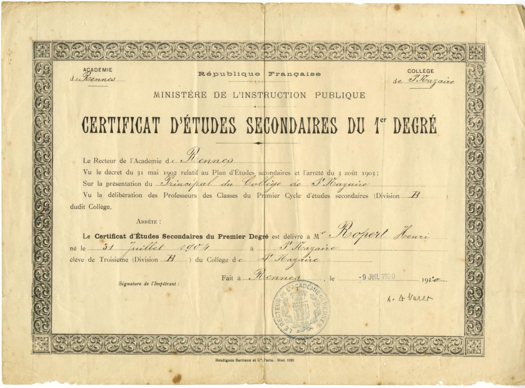 Photographie d'un certificat d'études secondaires du 1er degré sur papier blanc jauni imprimé en noir avec un liseré gothique.