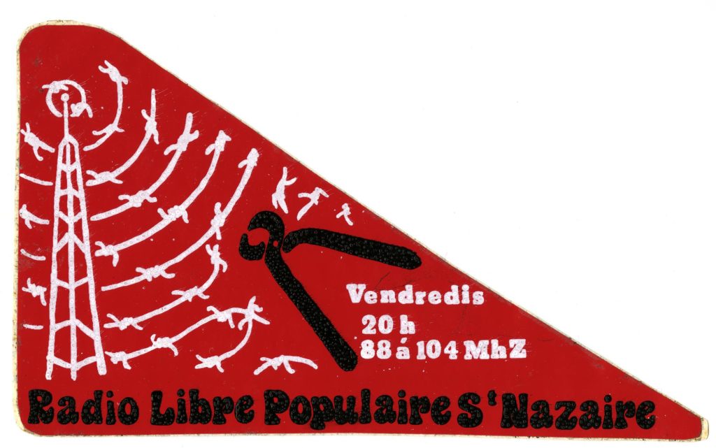 Autocollant de la Radio Libre Populaire en forme de triangle rouge représentant une antenne radio blanche diffusant des ondes barbelées découpées par une pince noire.