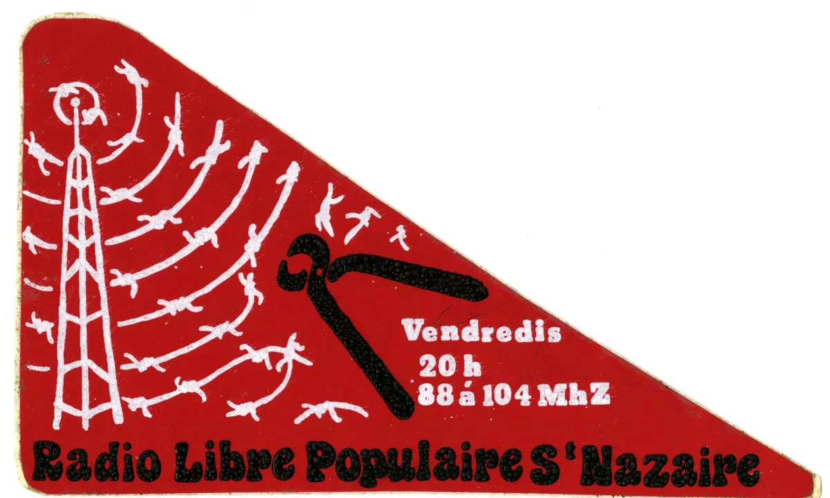 Autocollant de la Radio Libre Populaire en forme de triangle rouge représentant une antenne radio blanche diffusant des ondes barbelées découpées par une pince noire.