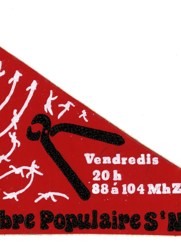 Autocollant de la Radio Libre Populaire en forme de triangle rouge représentant une antenne radio blanche diffusant des ondes barbelées découpées par une pince noire.