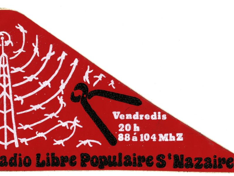 Autocollant de la Radio Libre Populaire en forme de triangle rouge représentant une antenne radio blanche diffusant des ondes barbelées découpées par une pince noire.