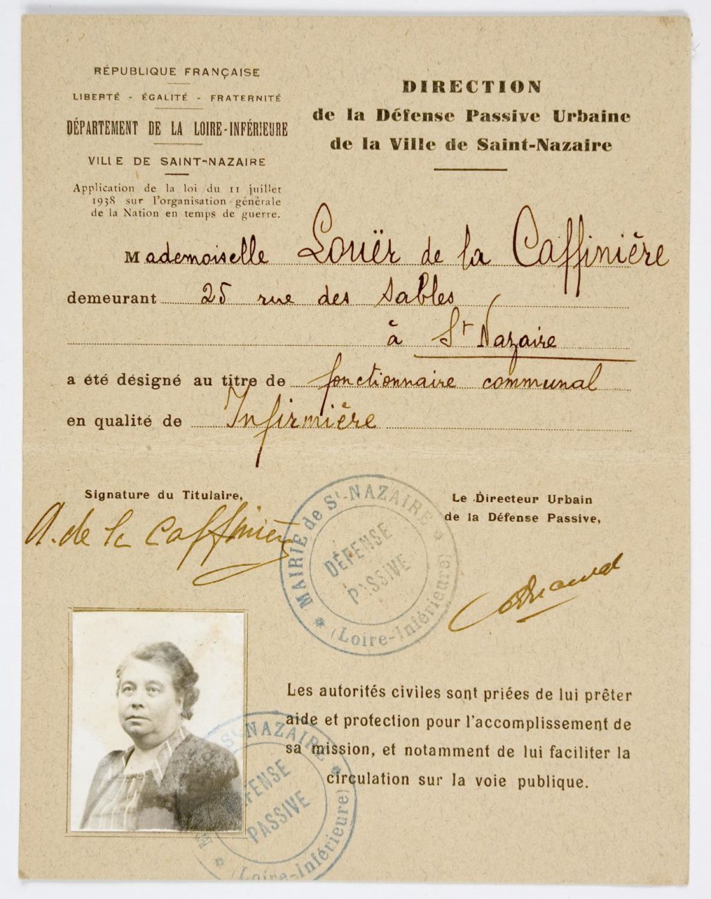 Photographie d'une carte de service de la défense passive qui renseigne l'identité de sa propriétaire, Mademoiselle Laouër de la Caffinière, infirmière communale avec sa photo d'identité.