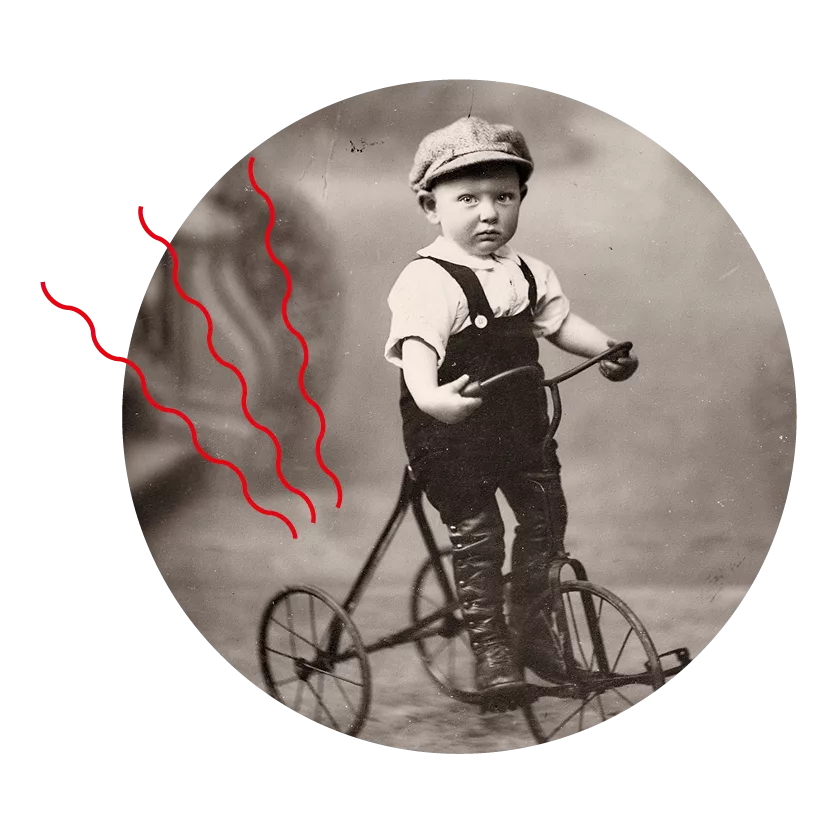 Création graphique : Maelwenn Leduc. Photographe Express Photo. Collection Saint-Nazaire Agglomération Tourisme - Écomusée Photographie noir et blanc prise en studio d'un bébé sur un tricycle.