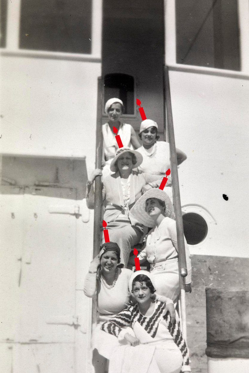 Photographie noir et blanc de six femmes posant sur l'escalier d'un paquebot transatlantique sur la tête desquelles a été ajouté des bougies en écho à la Saison patrimoine.