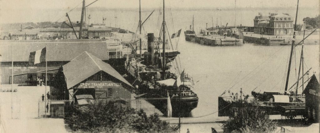 Carte postale ancienne représentant le quai Jegou à Saint-Nazaire avec les entrepôts de la Compagnie Générale Transatlantique où se trouve actuellement Escal'Atlantic.