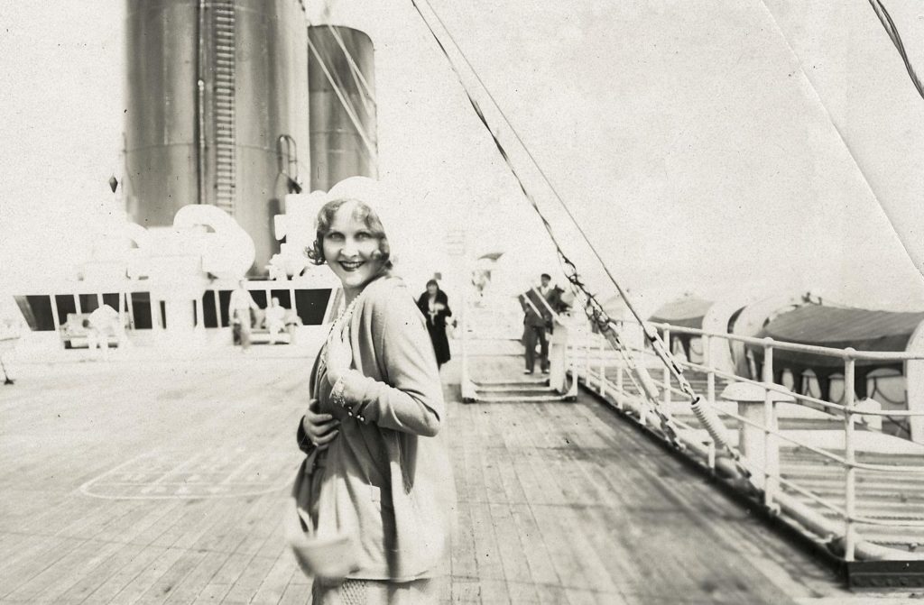 Photographie dune femme sur le pont dun paquebot dans les années 1930.