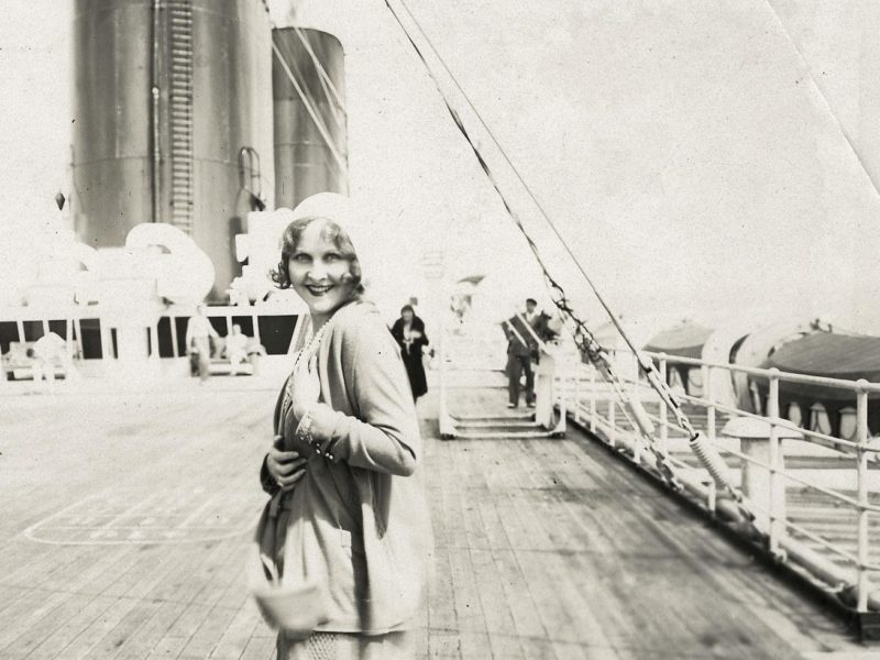 Photographie dune femme sur le pont dun paquebot dans les années 1930.