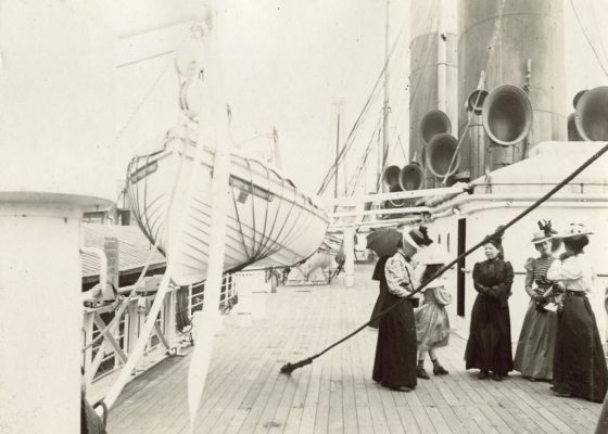 Photographe inconnu. Collection Saint-Nazaire Agglomération Tourisme - Écomusée Photographie ancienne dun groupe de 5 femmes et une enfant en costume du début du 19e siècle.
