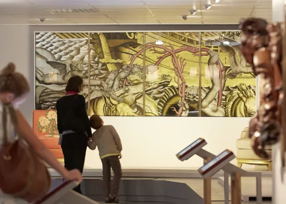 Visiteurs regardant les œuvres d'art dans Escal'Atlantic