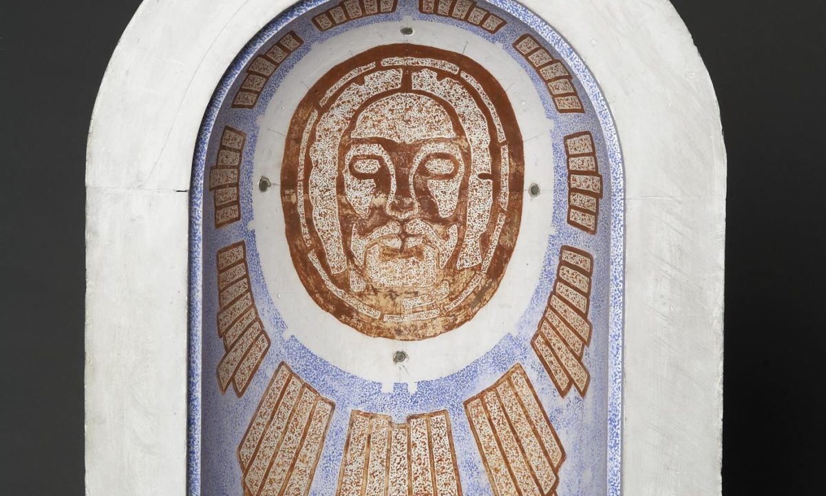 Peintre : Alfred Lombard. Dépôt du Musée des Arts décoratifs de Paris à Saint-Nazaire Agglomération Tourisme - Écomusée. Cliché Jean-Claude Lemée Maquette creuse en plâtre dont l'intérieur reprend la forme d'une abside. Une proposition de fresque est peinte avec la tête du Christ.